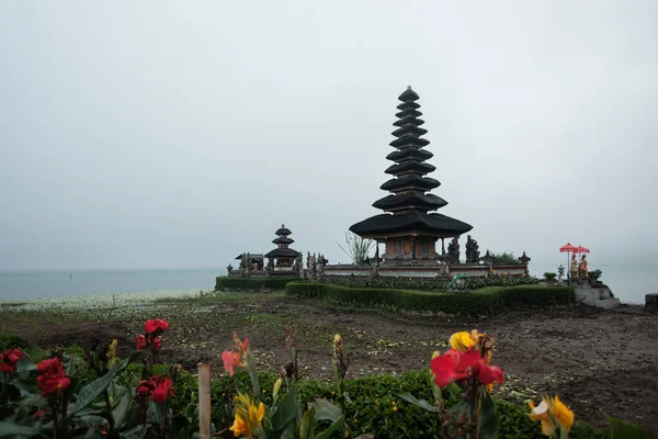 Красивый храм на берегу моря, Бали, Индонезия — стоковое фото