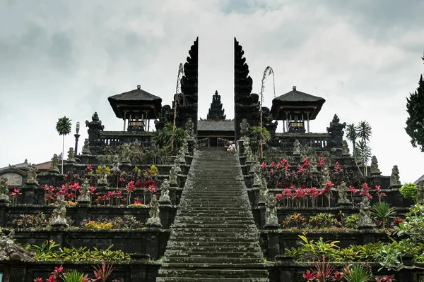 БАЛИ, ИНДОНЕЗИЯ - 28 ФЕВРАЛЯ 2014 г.: Храм Пура Бесаких расположен на склонах самой большой вулканической горы Бали Агунг, Индонезия — стоковое фото
