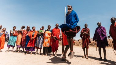 AMBOSELİ ULUSAL PARK - 17 Eylül 2018: Genç Masai savaşçısı yüzünde bir gülümsemeyle dans ediyor