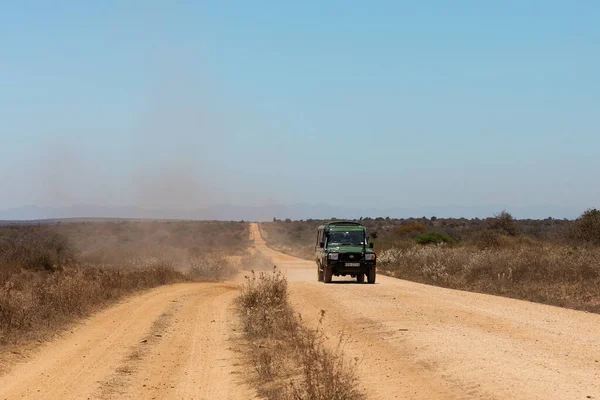 AMBOSELI NATIONAL PARK - SEPTEMBER 17, 2018: Автомобіль рухається по дорозі в африканській савані — стокове фото