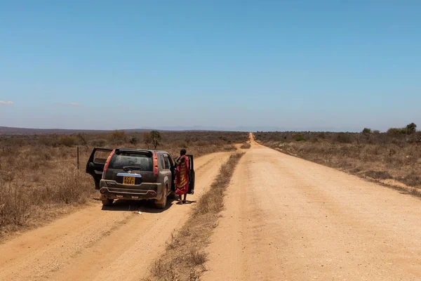 AMBOSELI NATIONAL PARK - SEPTEMBER 17, 2018: Трибалман Масаї розмовляє з водієм на дорозі — стокове фото