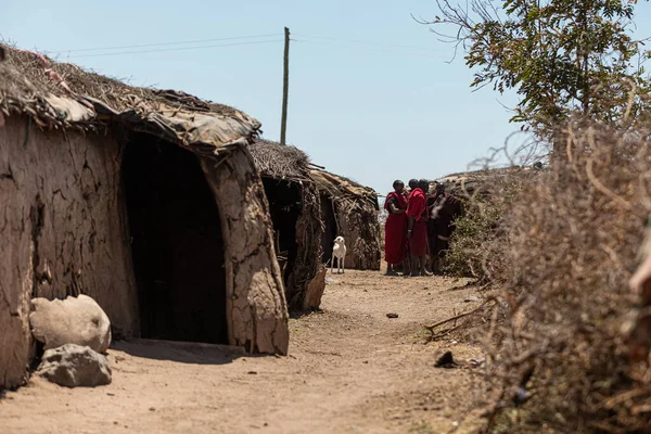 AMBOSELI NEMZETI PARK - SZEPTEMBER 17, 2018: Maasai trabál emberek mindennapi élete a falujukban — Stock Fotó