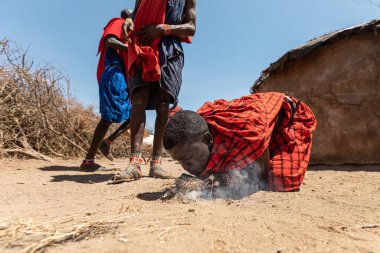AMBOSELİ ULUSAL PARK - 17 Eylül 2018: Maasai kabile savaşçısı ateş yapıyor