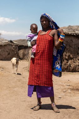 AMBOSELİ ULUSAL PARK - 17 Eylül 2018: bebeğiyle genç bir Masai kadını
