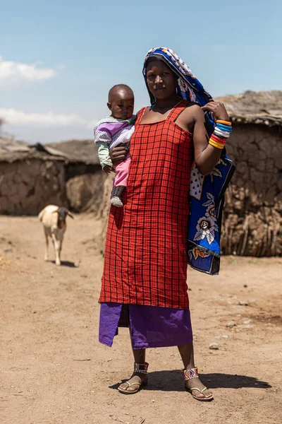 AMBOSELI NATIONAL PARK - SEPTEMBER 17, 2018: A young Maasai woman with her baby — Stock Photo, Image