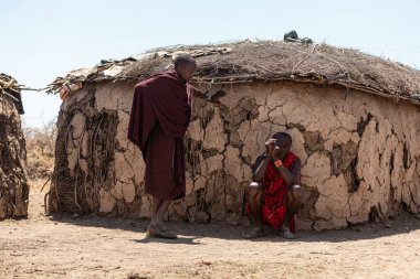 AMBOSELİ ULUSAL PARK - 17 Eylül 2018: Maasai erkekleri çamur kulübenin dışında çene çalıyorlar