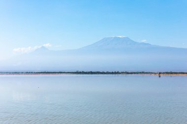 Amboseli Gölü ve Kilimanjaro 'nun huzurlu manzarası, Amboseli Milli Parkı, Kenya