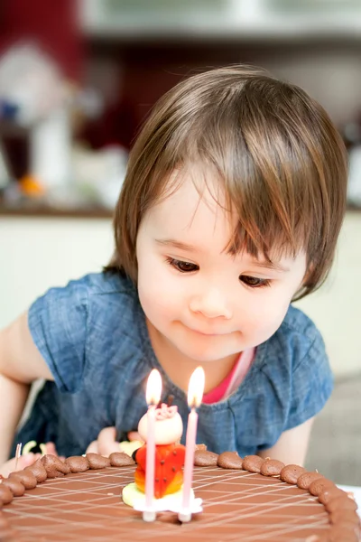 Dziewczynka korzystających z jej tort urodzinowy. — Zdjęcie stockowe