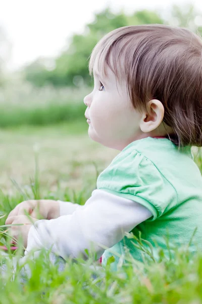 Cute little girl on the meadow. — Stock Photo, Image