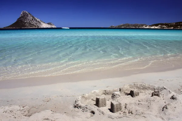 Castillo de arena en la playa tropical de arena blanca — Foto de Stock