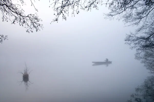 Rybolov v ranní mlze. — Stock fotografie