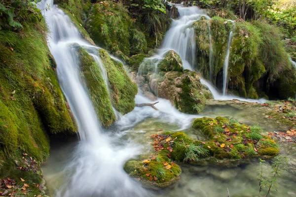 Schöner Herbstbach mit einem kleinen Wasserfall — Stockfoto