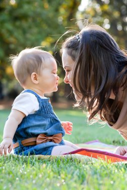 güzel genç anne ve onun sevimli bebek.