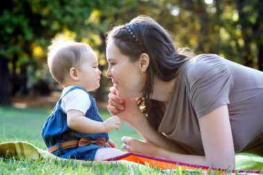 güzel genç anne ve onun sevimli bebek.
