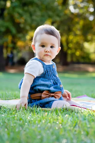 Cute little girl on the meadow. — Stock Photo, Image