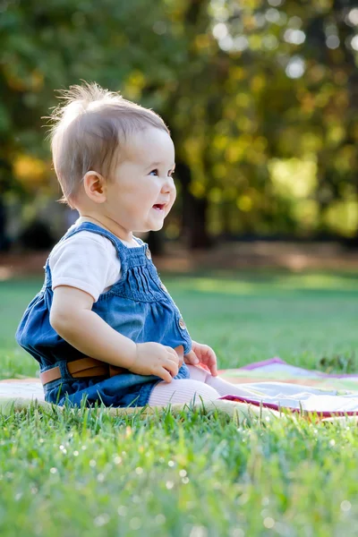 Menina bonito no prado . — Fotografia de Stock