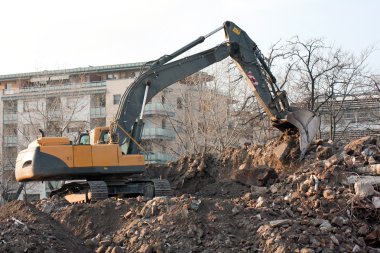 yıkım kamyon içinde hareket. eski bir blok daireler yıkılması.