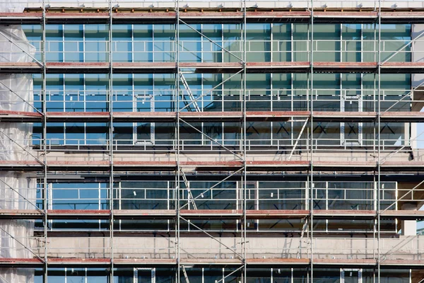 Schodiště a lešení na stavbě, které s mesh. — Stock fotografie
