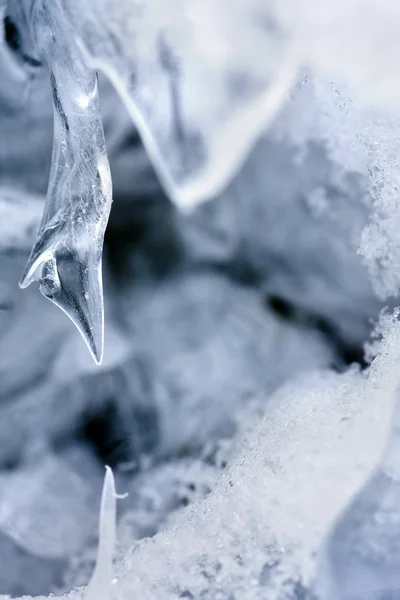 Ледяная структура из зимнего ручья . — стоковое фото