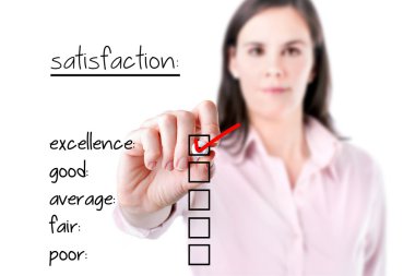 genç iş kadını mükemmel müşteri memnuniyeti anket formu üzerinde kontrol.