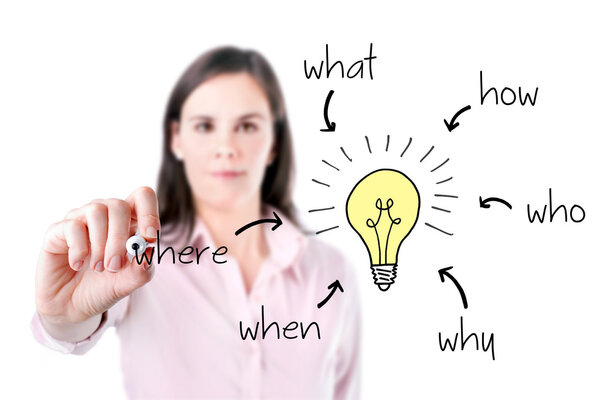 Деловая женщина, анализирующая проблему и нашедшая решение, изолирована
.