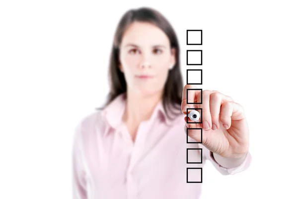 Mujer de negocios escribiendo en algunas casillas de lista de verificación en blanco . —  Fotos de Stock