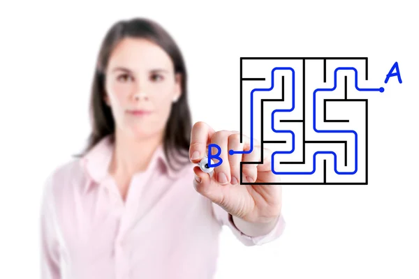 Jovem empresária encontrar a solução labirinto escrito no quadro branco . — Fotografia de Stock