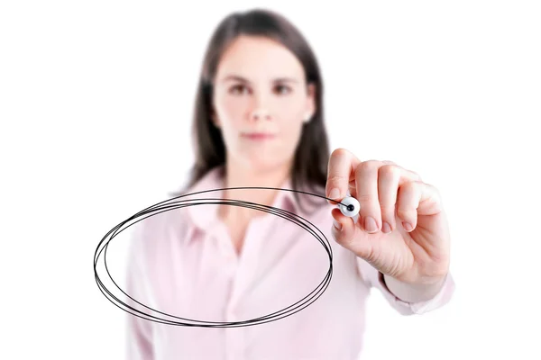 Joven empresaria escribiendo en tablero de cristal o trabajando con pantalla virtual . — Foto de Stock