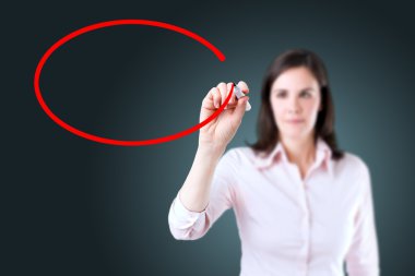 cam tahtada yazılı ya da sanal bir ekranla çalışan genç iş kadını.