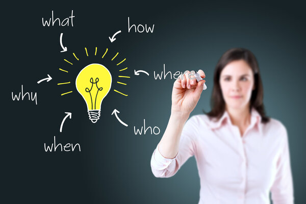 Деловая женщина анализирует проблему и находит решение
.