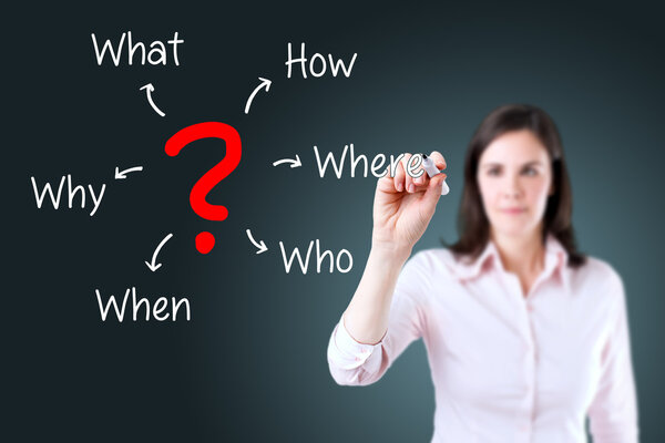 Молодая деловая женщина анализирует проблему
.