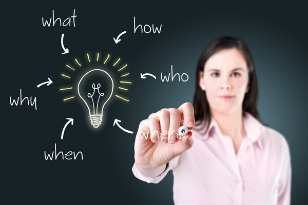 Деловая женщина анализирует проблему и находит решение
.