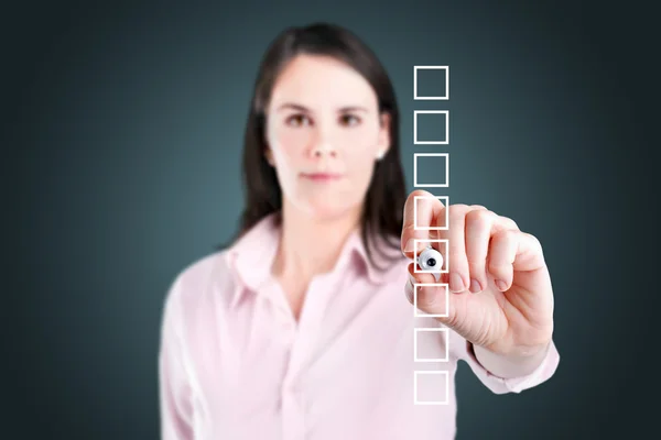 Zakenvrouw schrijven op sommige vakken leeg Controlelijst. — Stockfoto