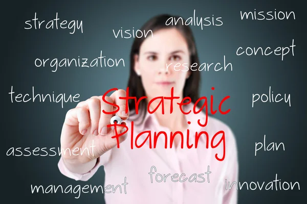 Ung affärskvinna skriva strategiska planering koncept. — Stockfoto