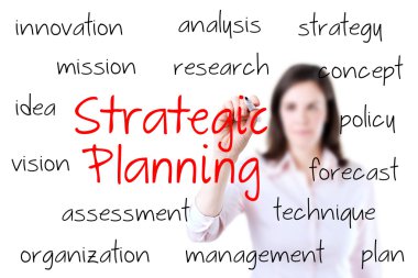 genç iş kadını yazma stratejik planlama kavramı, beyaz arka plan.