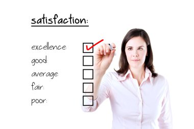 mükemmel müşteri memnuniyeti anket formu üzerinde kontrol genç iş kadını. beyaz izole.