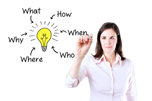 Деловая женщина анализирует проблему и находит решение. Изолированные на белом
.