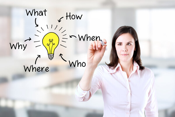 Деловая женщина анализирует проблему и находит решение. Офисы
.