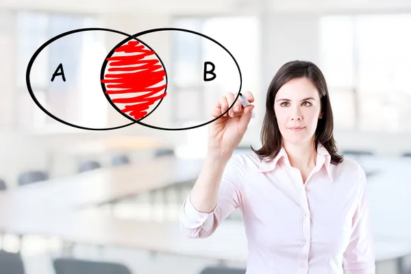 Jeune femme d'affaires dessin croisé diagramme de cercle sur tableau blanc. Contexte du bureau . — Photo