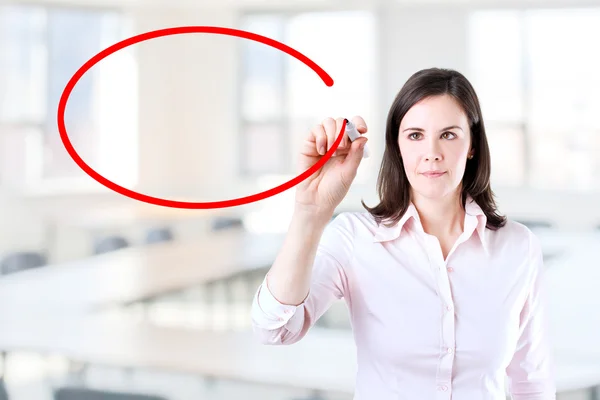 Jonge zakenvrouw schrijven op glas bord of werken met virtuele scherm. Office achtergrond. — Stockfoto