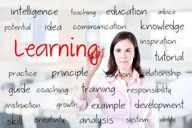 genç iş kadını yazma öğrenme kavramı. Office arka plan.