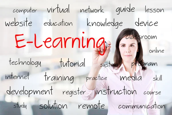 Giovane donna d'affari che scrive concetto di e-learning. Contesto dell'ufficio . — Foto Stock