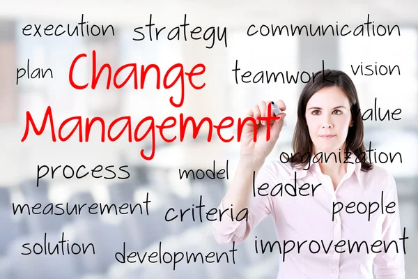 Jonge zakenvrouw verandering beheer concept schrijven. Office achtergrond. — Stockfoto