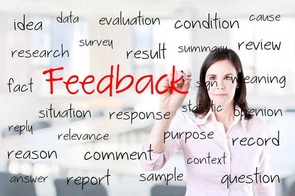Ung affärskvinna skriva feedback koncept. Office bakgrund. — Stockfoto