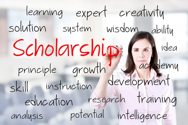 Ung affärskvinna skriva stipendium koncept. Office bakgrund. — Stockfoto