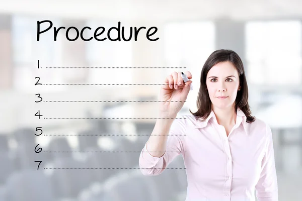 Mulher de negócios a escrever lista de procedimentos em branco. Contexto do escritório . — Fotografia de Stock