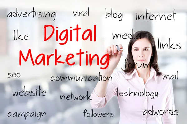 Donna d'affari che scrive concetto di marketing digitale. Contesto dell'ufficio . — Foto Stock