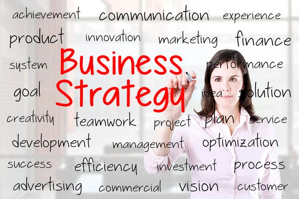 Femme d'affaires écrivant concept de stratégie d'entreprise. Contexte du bureau . — Photo