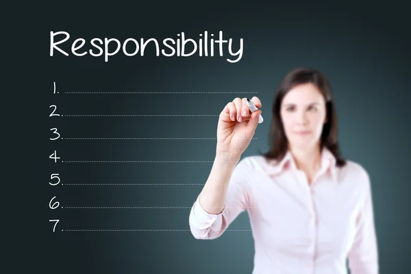 Affärskvinna skriva ansvar lista i tomma. blå bakgrund. — Stockfoto