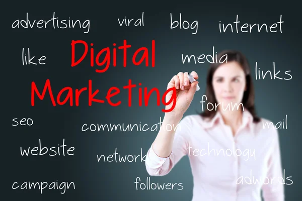 Geschäftsfrau, die ein digitales Marketingkonzept schreibt. blauer Hintergrund. — Stockfoto